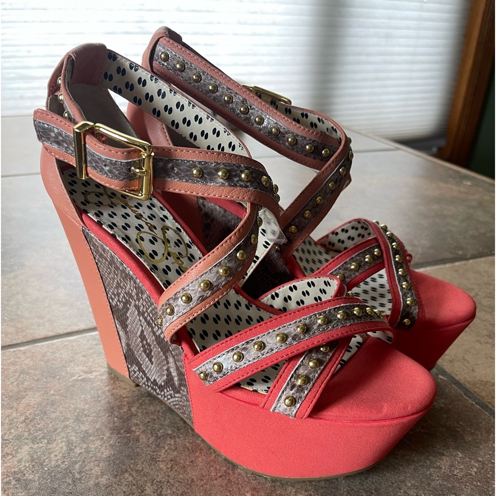 Adorable Jessica Simpson wedge 7.5